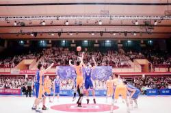 开云体育-关于球场上的风云人物在篮球巅峰搏杀的信息