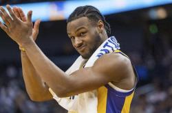 开云体育下载-湖人完胜凯尔特人，布克点燃赛场