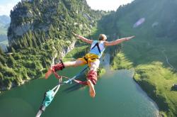 开云体育中国官网-年度焦点之战之夜，莱万攻防两端的绝对统治