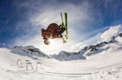 开云体育在线-克瓦拉茨赫利亚的野性爆发，当格鲁吉亚闪电撕裂拜仁的精密节奏与伊朗的战术铁幕