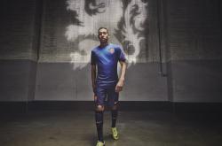 开云体育入口-极速与救赎，当F1争冠之夜遇见詹姆斯的传奇转身