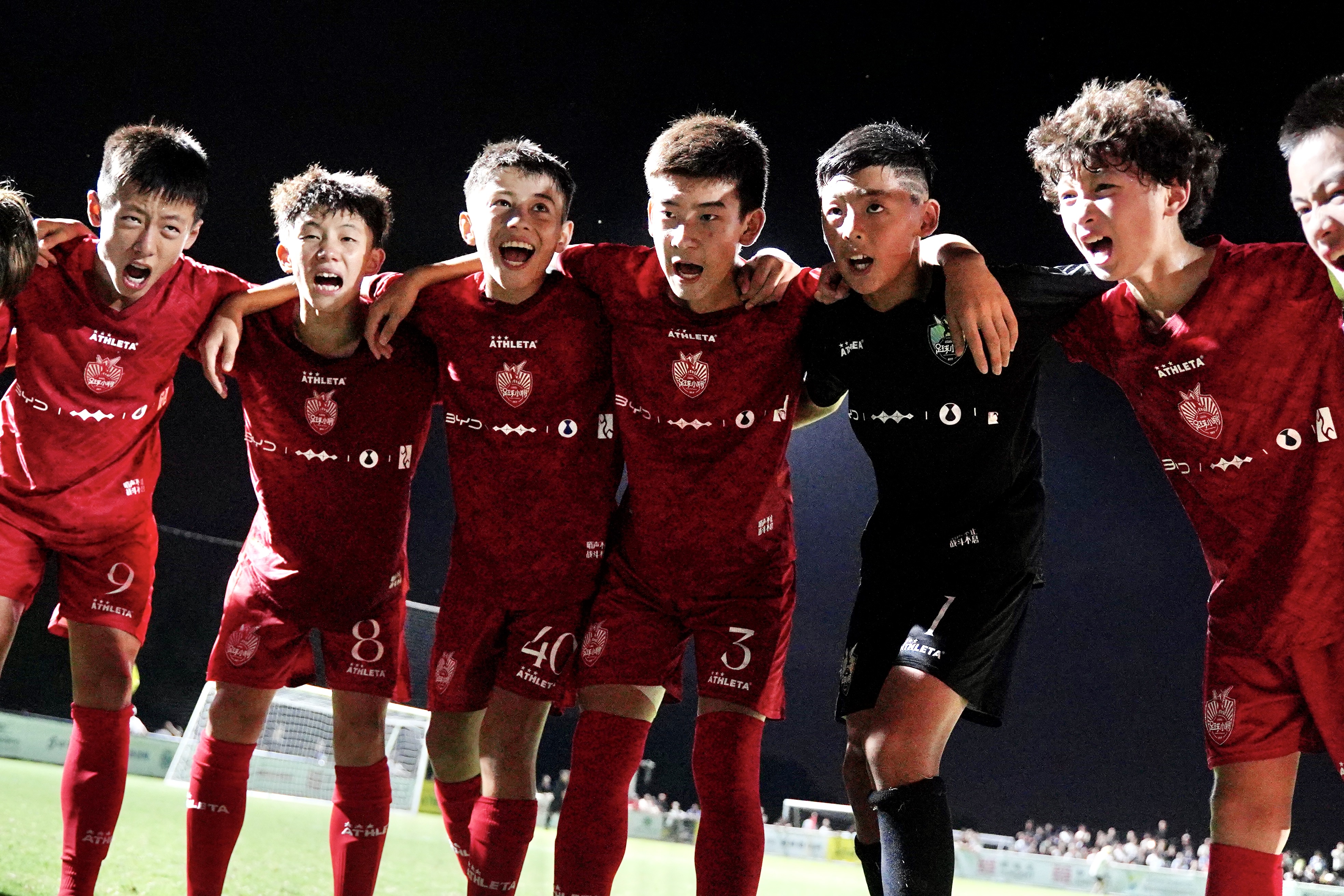 团队协作完美展现,足球比赛掀起高潮 团队协作完美展现,足球比赛掀起高潮