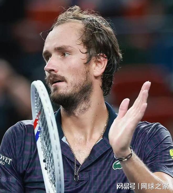 关于英国网球队翻盘意大利网球队，梅德韦杰夫打破历史纪录的信息