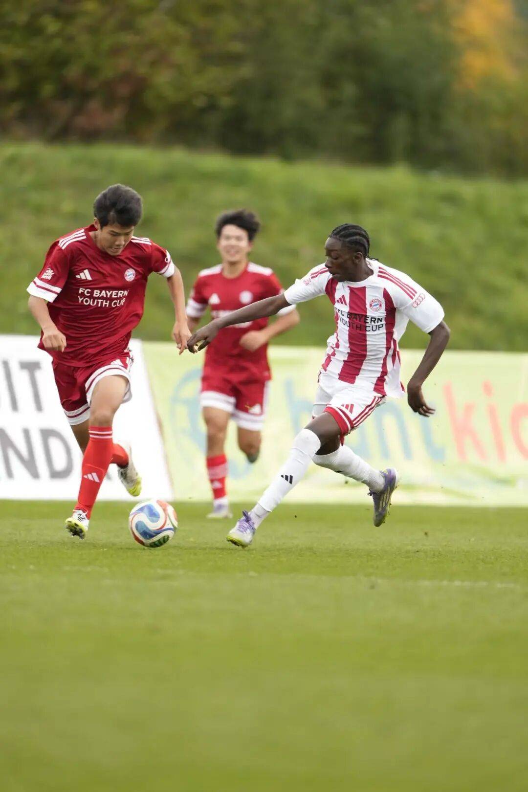 包含足球盛事闪亮登场，球队展现出色实力的词条