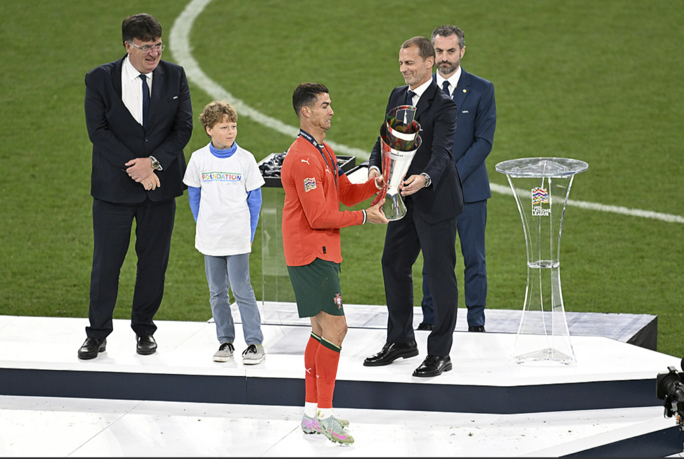 葡萄牙足球明星独中两元，稳获胜利羽翼丰满的简单介绍