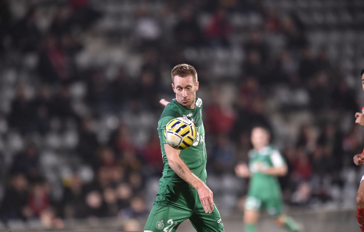 包含圣埃蒂安客场击败南特，豪取胜利的词条