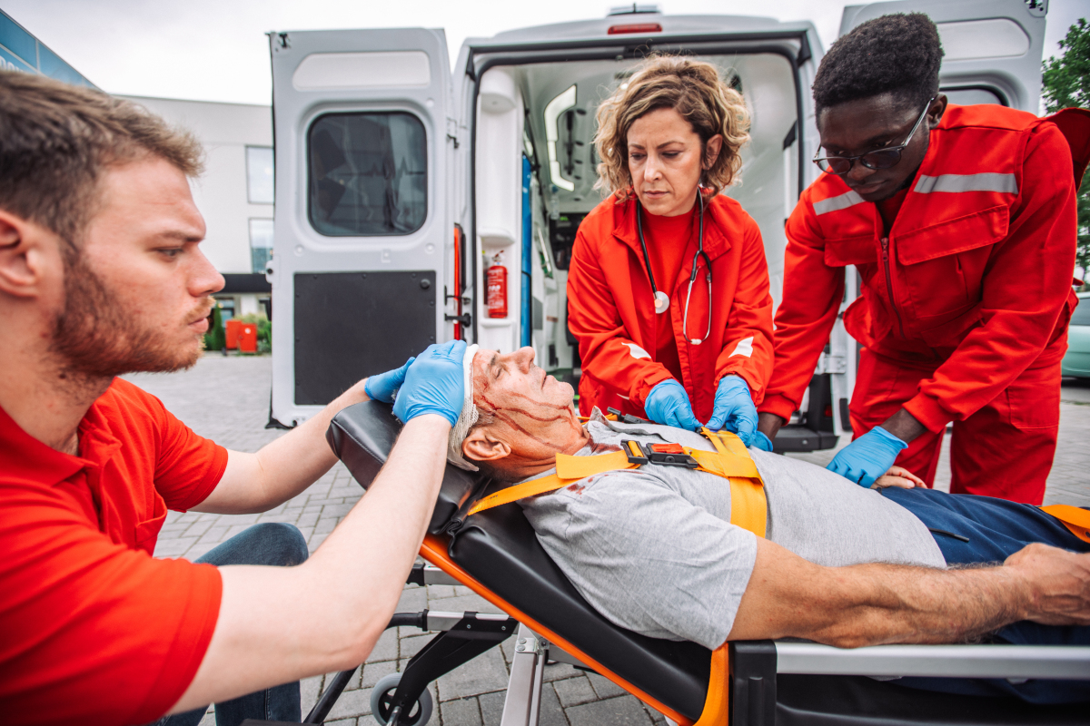 包含西班牙球员小安东尼奥在比赛中受伤，被送往医院治疗的词条