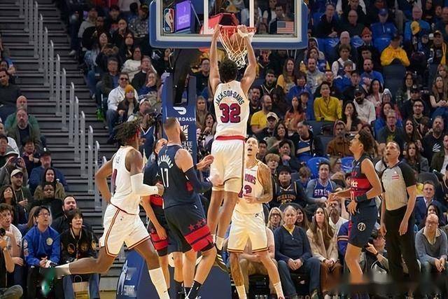 湖人完胜凯尔特人，布克点燃赛场