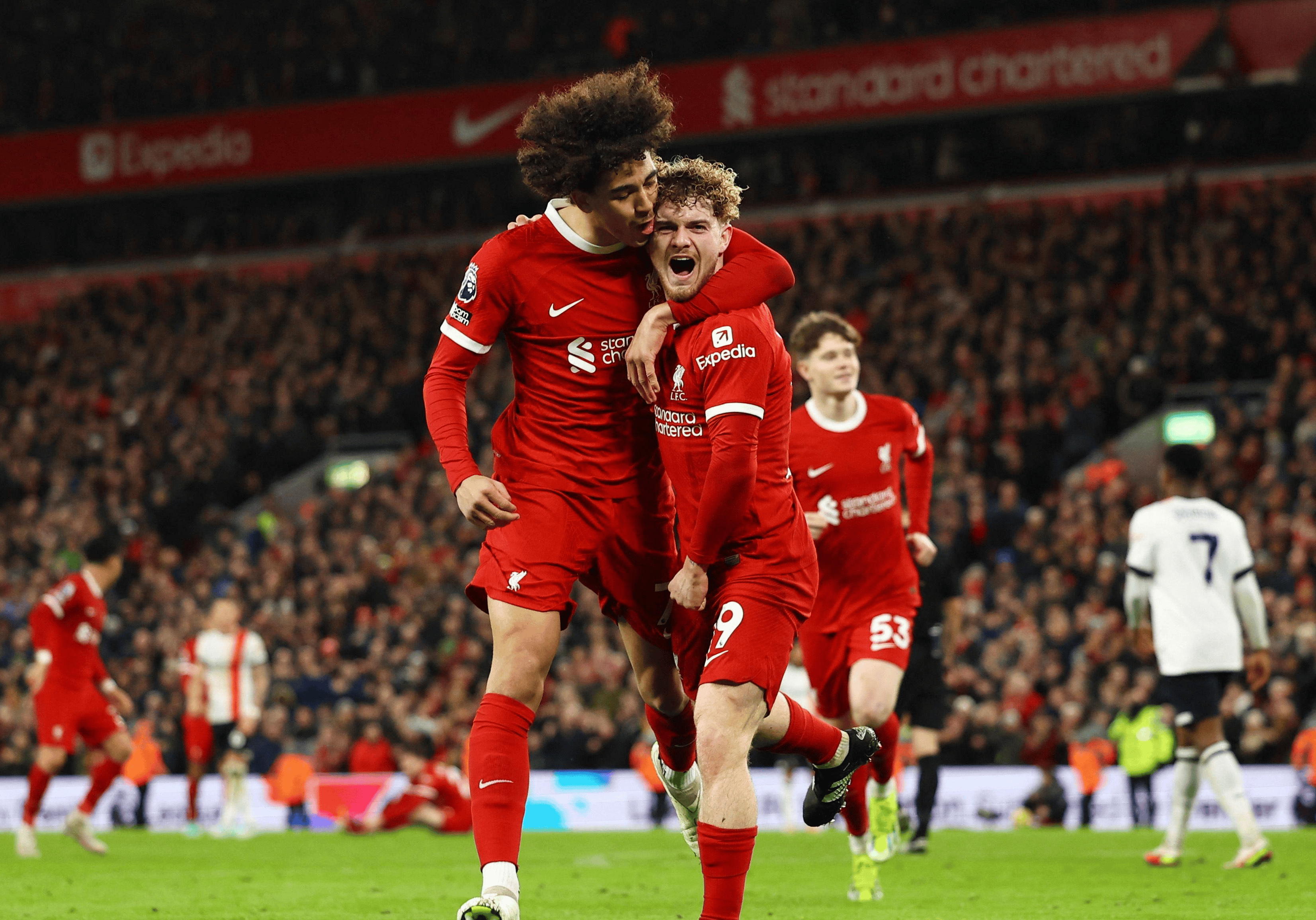 曼联险胜卢多戈雷茨，晋级欧联杯强