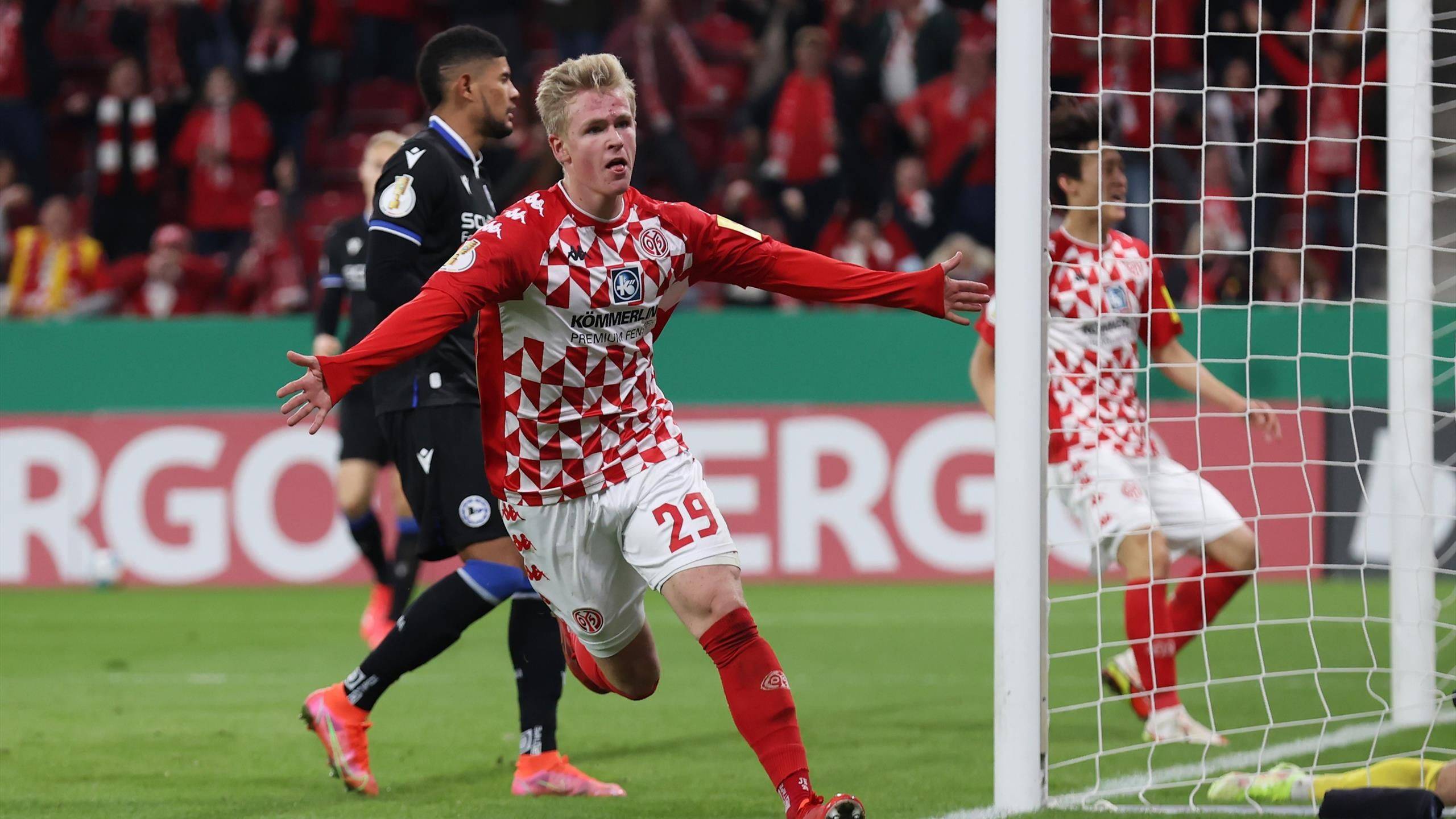 关于慕尼黑客场逼平纽伦堡，难分胜负的信息