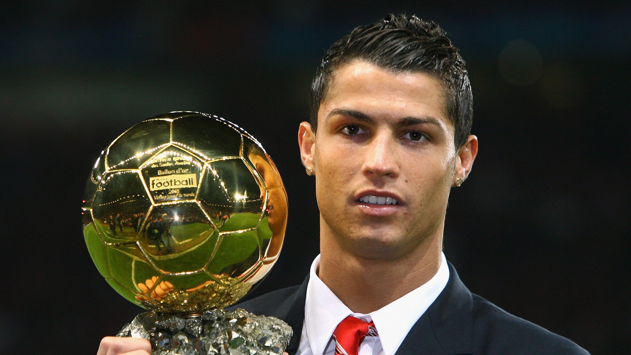 引擎轰鸣与球场狂飙，F1揭幕战之夜与恩比德的全面爆炸