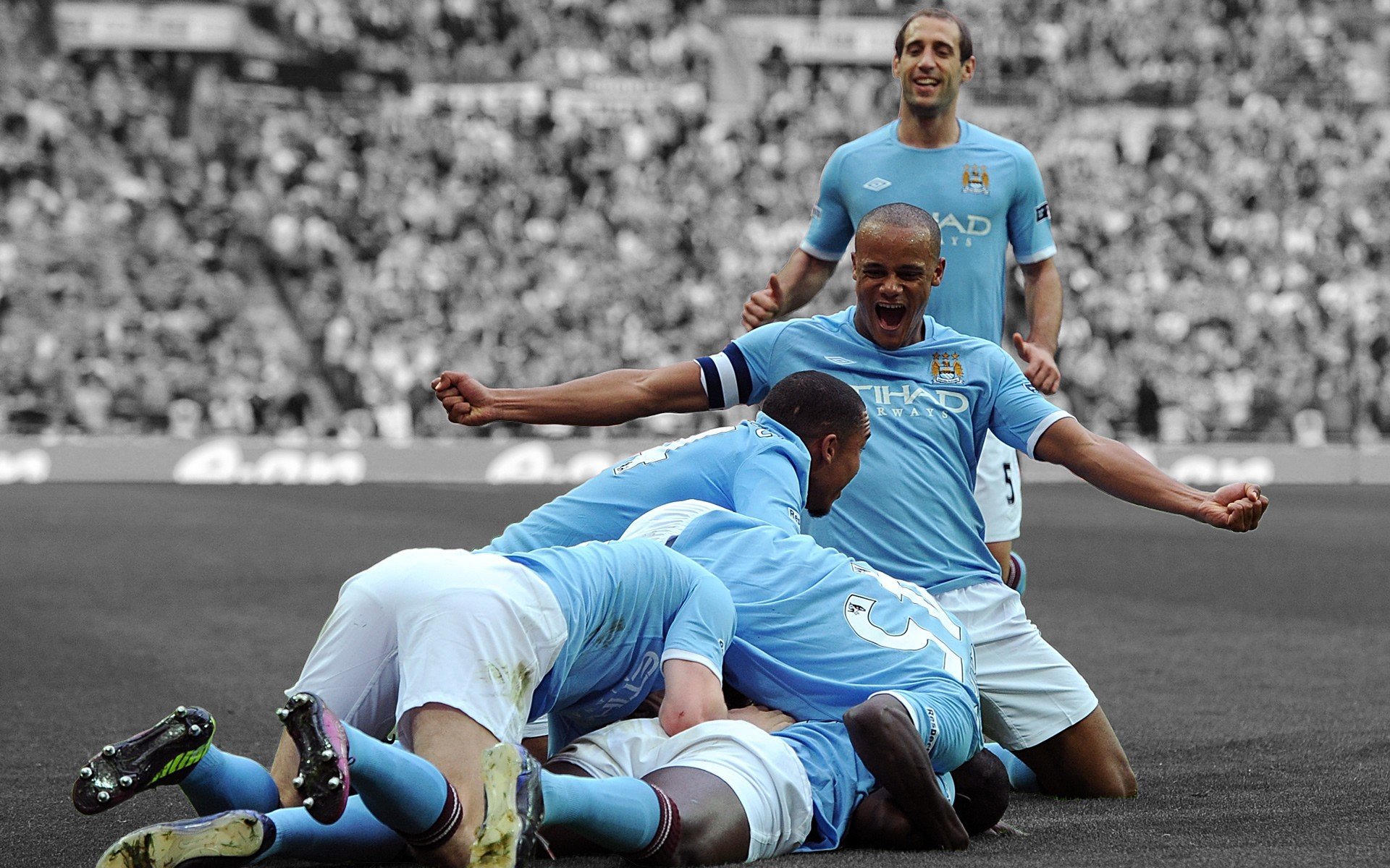 绝杀在蒙扎,当塞恩斯的轮胎碾过时间,阿斯顿·马丁的幽灵在凯迪拉克后视镜里浮现